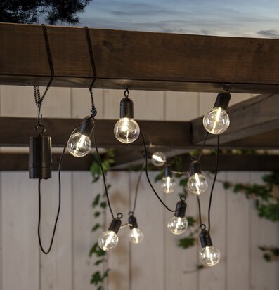 Ljusslinga Fiesta Klar från Star Trading hängande utomhus