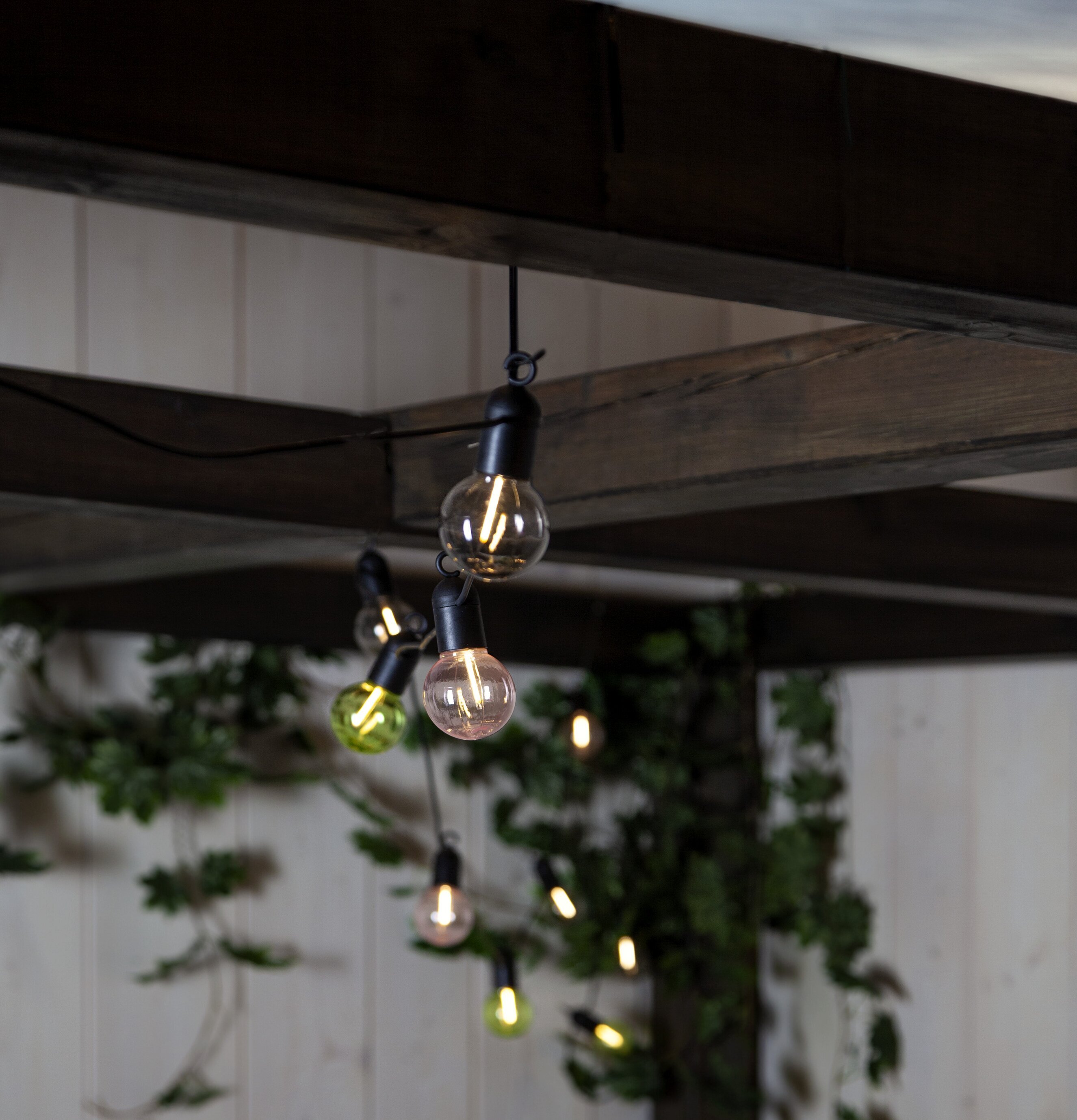 Ljusslinga Fiesta Colour från Star Trading under pergolatak