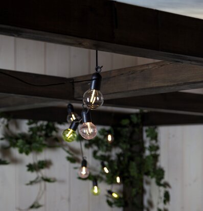 Ljusslinga Fiesta Colour från Star Trading under pergolatak