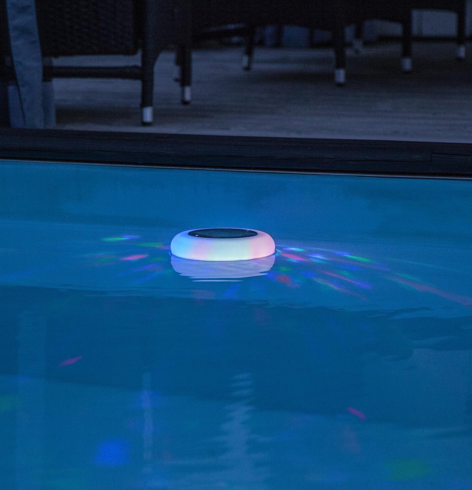 Solcellsdekoration Pool Light från Star Trading i poolen