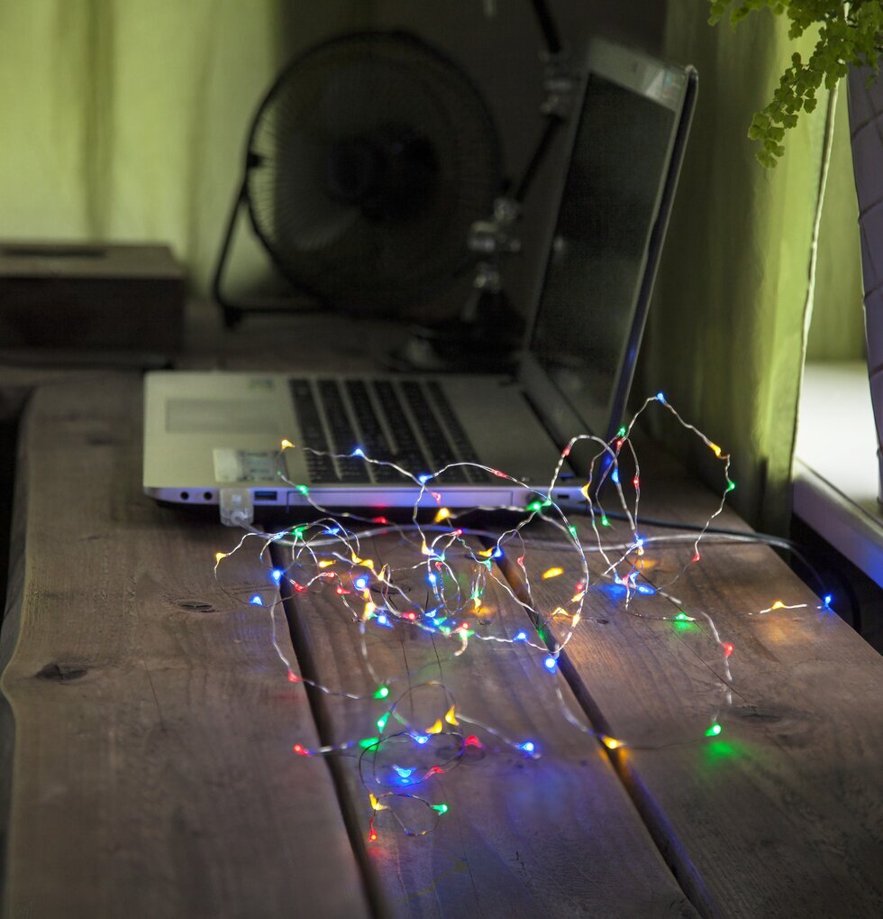 Ljusslinga Extra Dew Drops från Star Trading på träbord