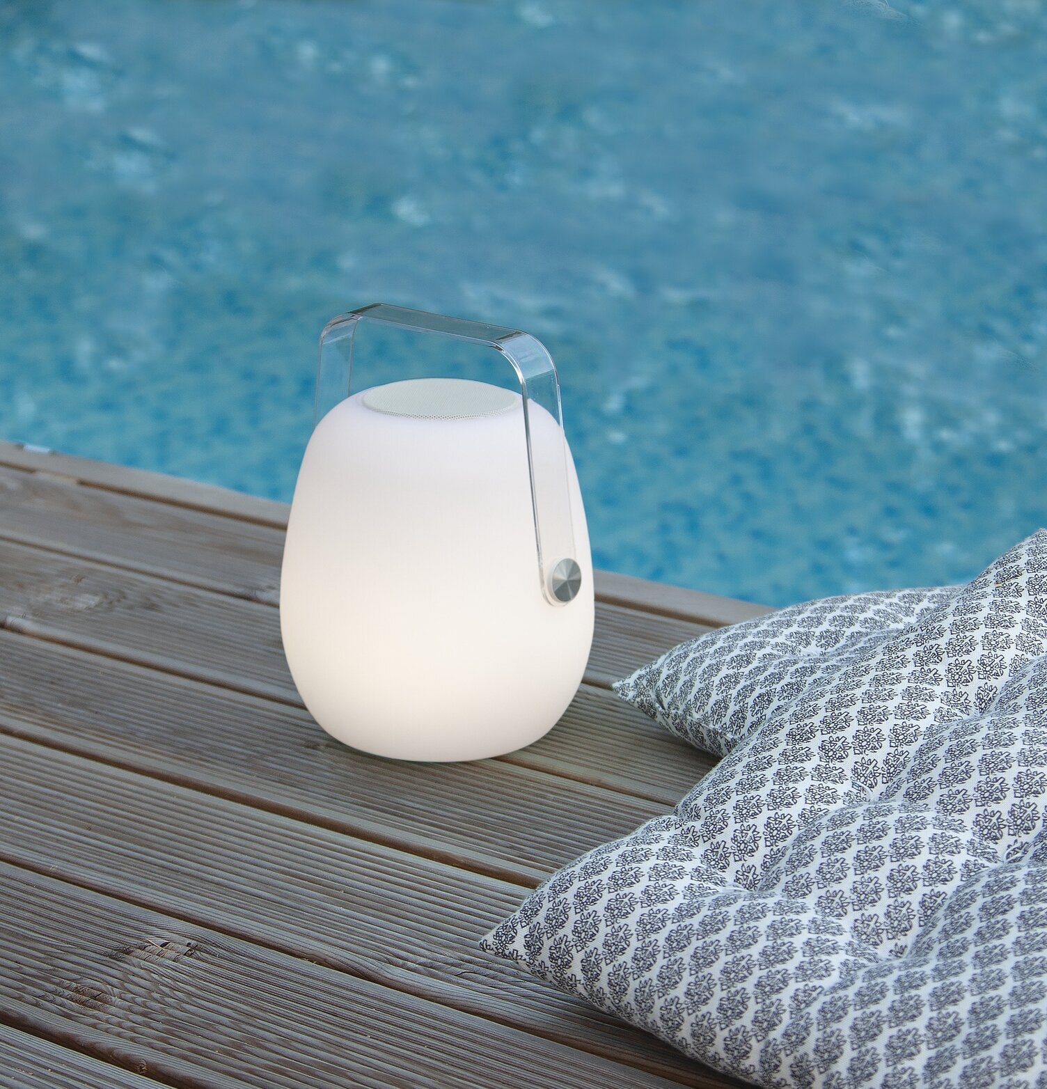 Högtalare Voice L från Star Trading vid pool med belysning