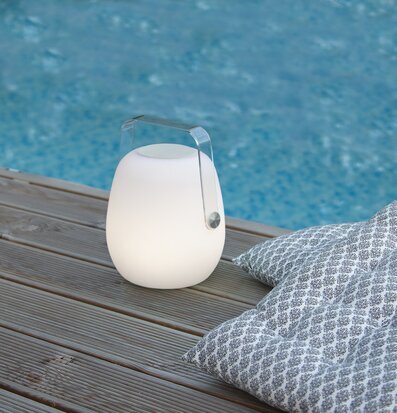 Högtalare Voice L från Star Trading vid pool med belysning