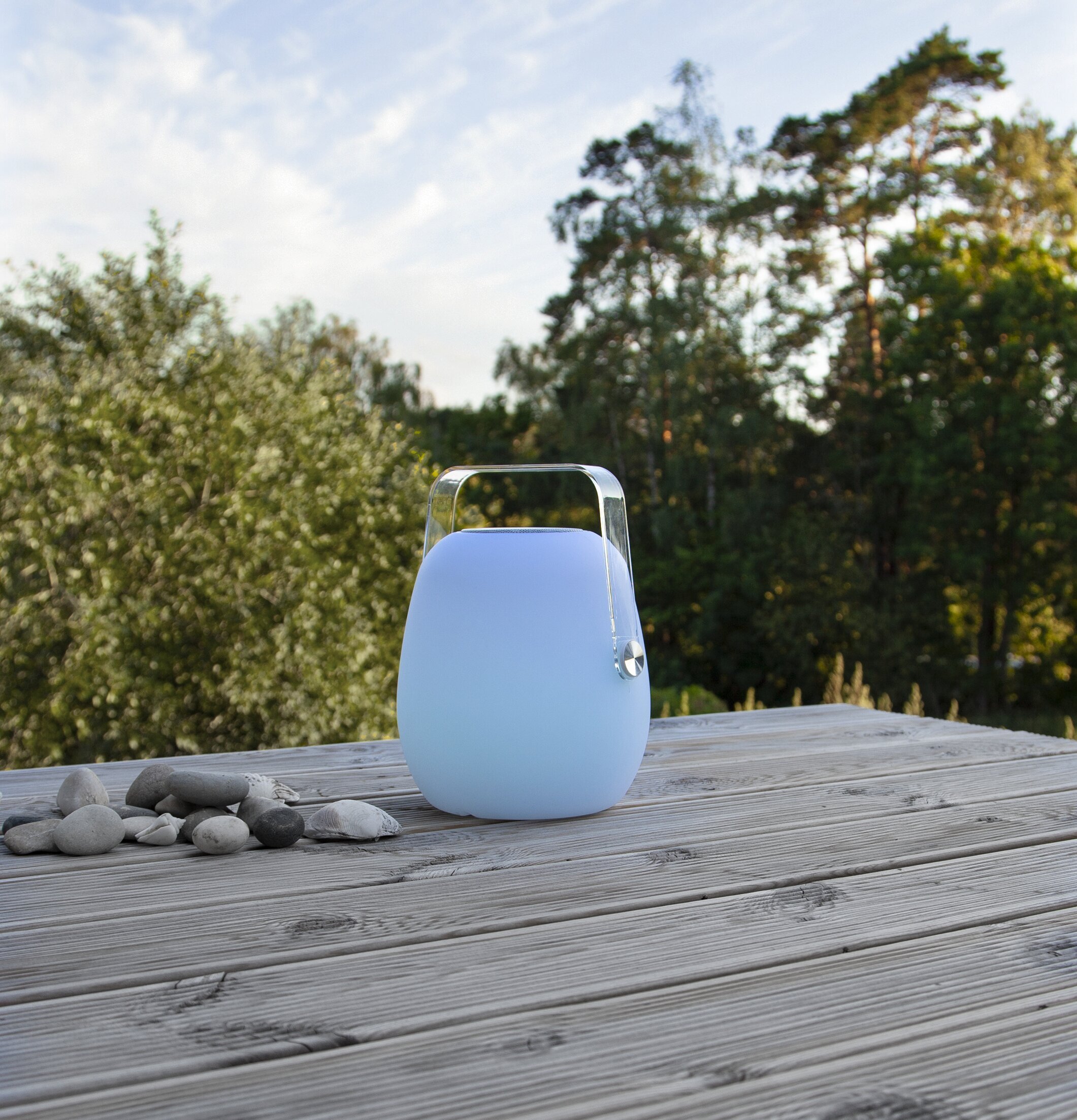 Högtalare Voice L från Star Trading på trädäck med trädgård