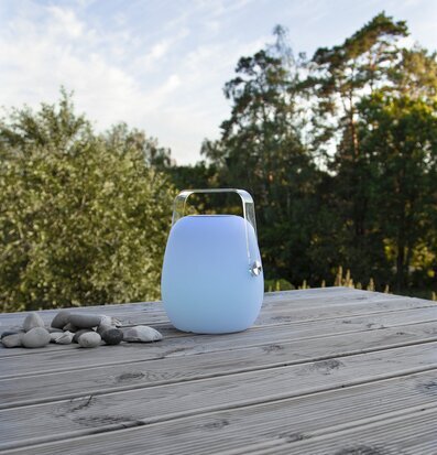 Högtalare Voice L från Star Trading på trädäck med trädgård