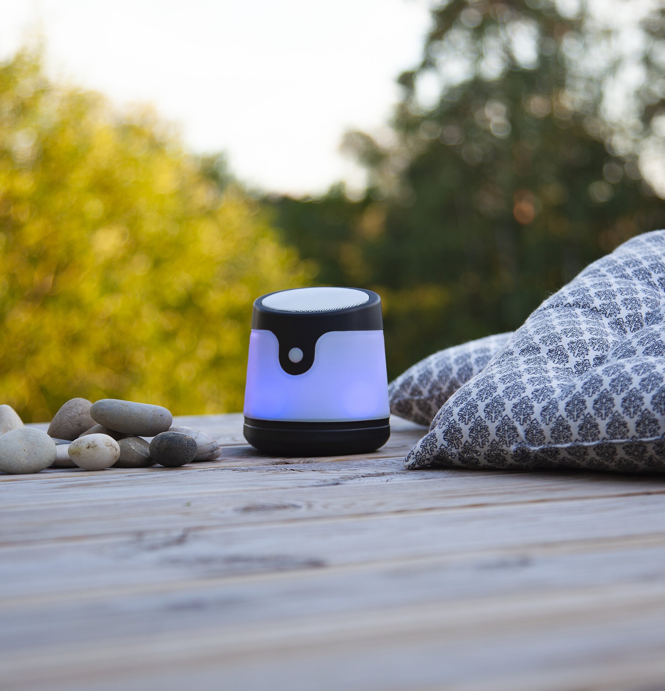 Högtalare Voice S från Star Trading på ett rustikt träbord