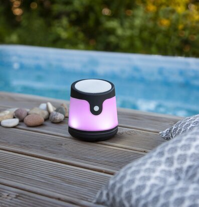 Högtalare Voice S från Star Trading vid pool på trädäck