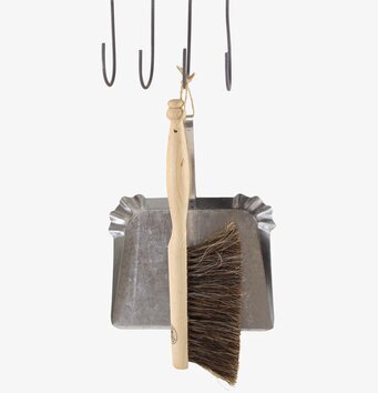 Skyffel Zink från Strömshaga med trähandtag och borste