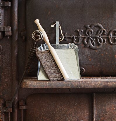 Skyffel Zink från Strömshaga med matchande sopkvast