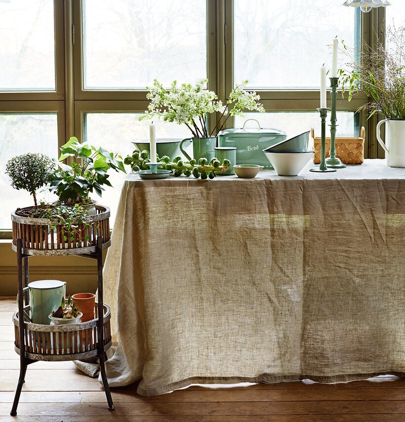 Korgställning Ida Stor från Strömshaga med två krukväxter