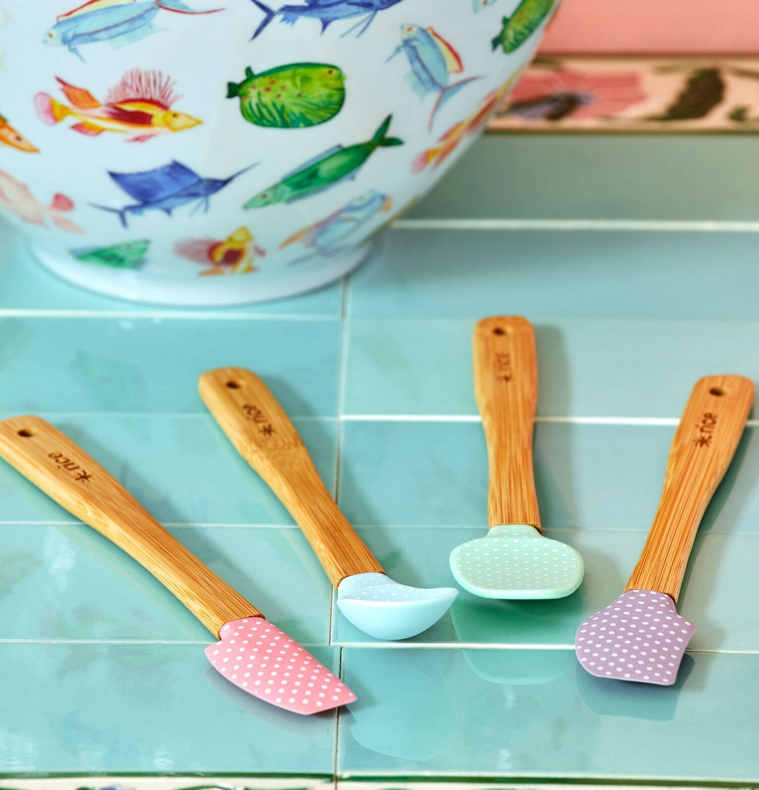 Köksredskap Silikon från Rice på blå keramikplattor