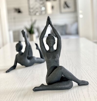 Yoga Tuwa från Nääsgränsgården i en harmonisk yogaposition