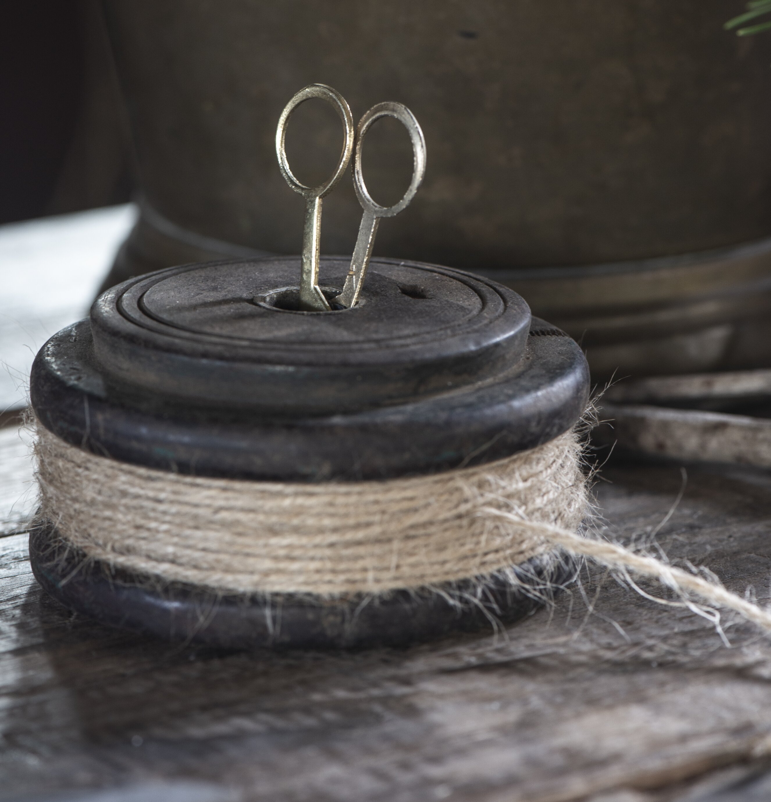 Trådhållare Inkl Sax & Jutesnöre Unika från IB Laursen