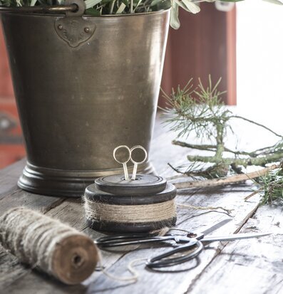 Trådhållare Inkl Sax & Jutesnöre Unika från IB Laursen