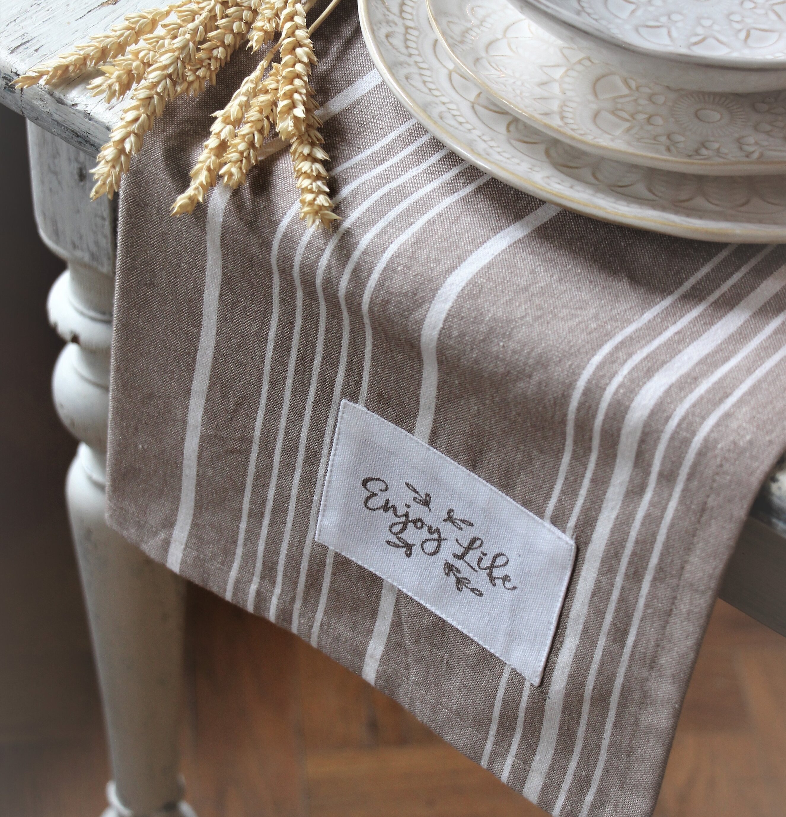 Kökshandduk - Enjoy Life från Majas Cottage på träbänk