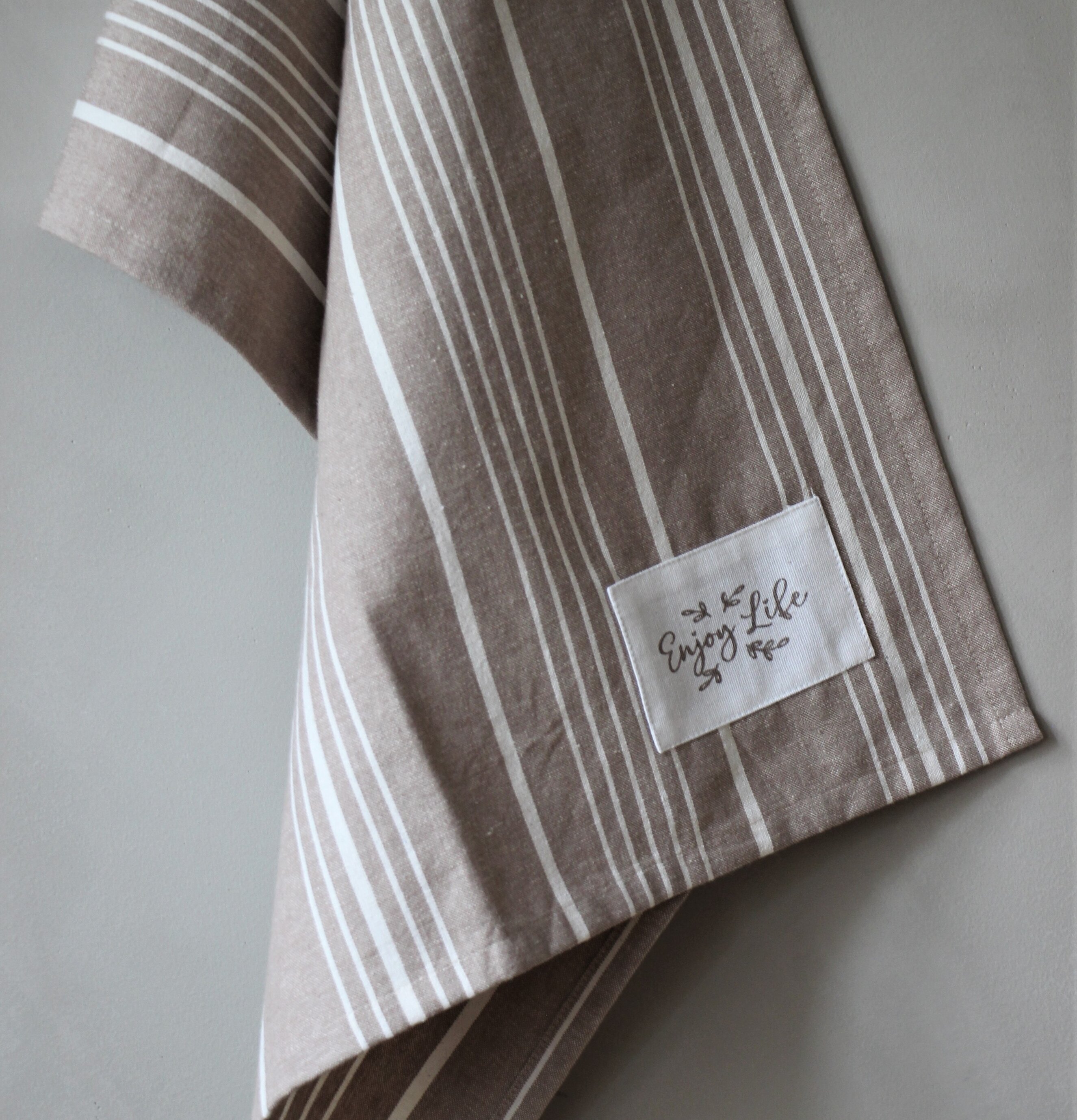 Kökshandduk - Enjoy Life från Majas Cottage på grå vägg