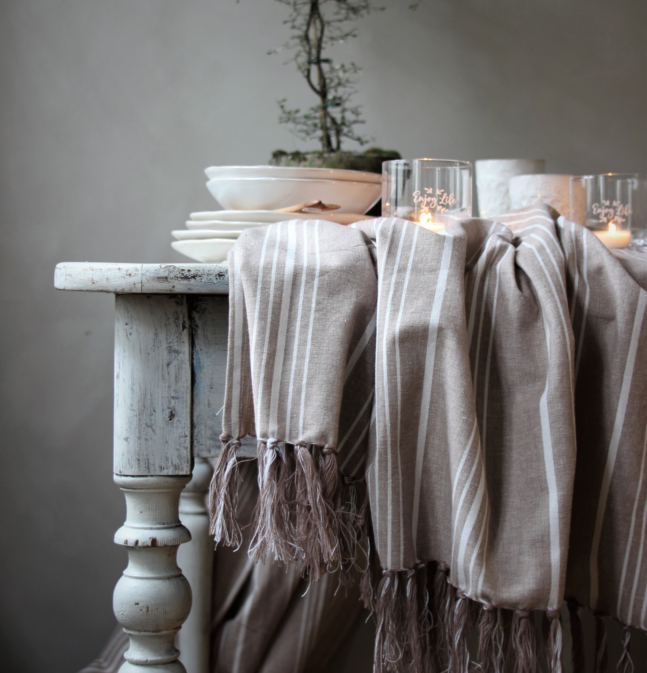 Duk Stripes - Majas Cottage på rustikt bord med vita skålar