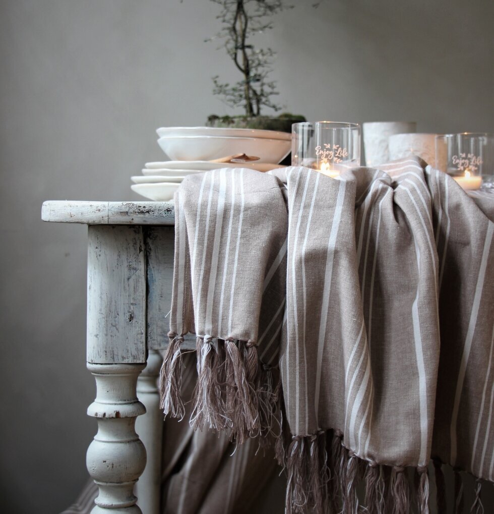Duk Stripes - Majas Cottage på rustikt bord med vita skålar