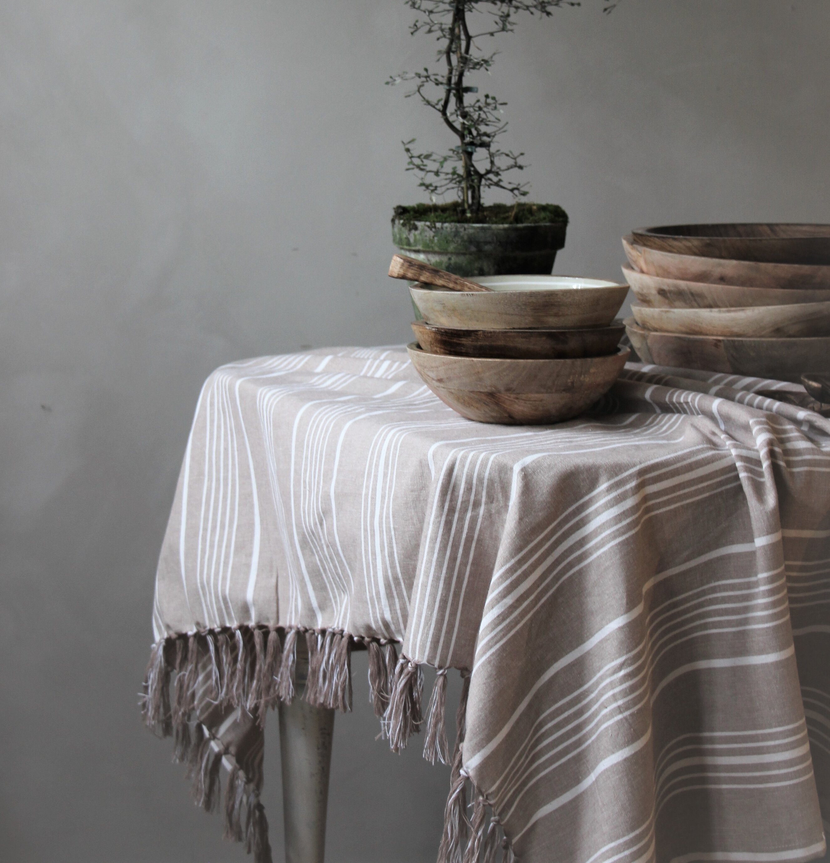 Duk Stripes - Majas Cottage på bord med skålar och växt