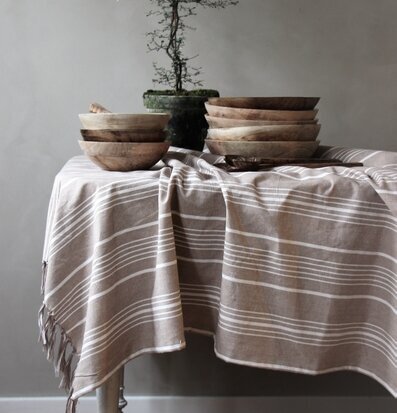 Duk Stripes - Majas Cottage med träskålar och prydnadsväxt