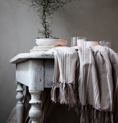 Duk Stripes - Majas Cottage från Majas Cottage på rustikt bord