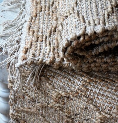 Bordslöpare Jute - Majas Cottage på vitmålad träyta