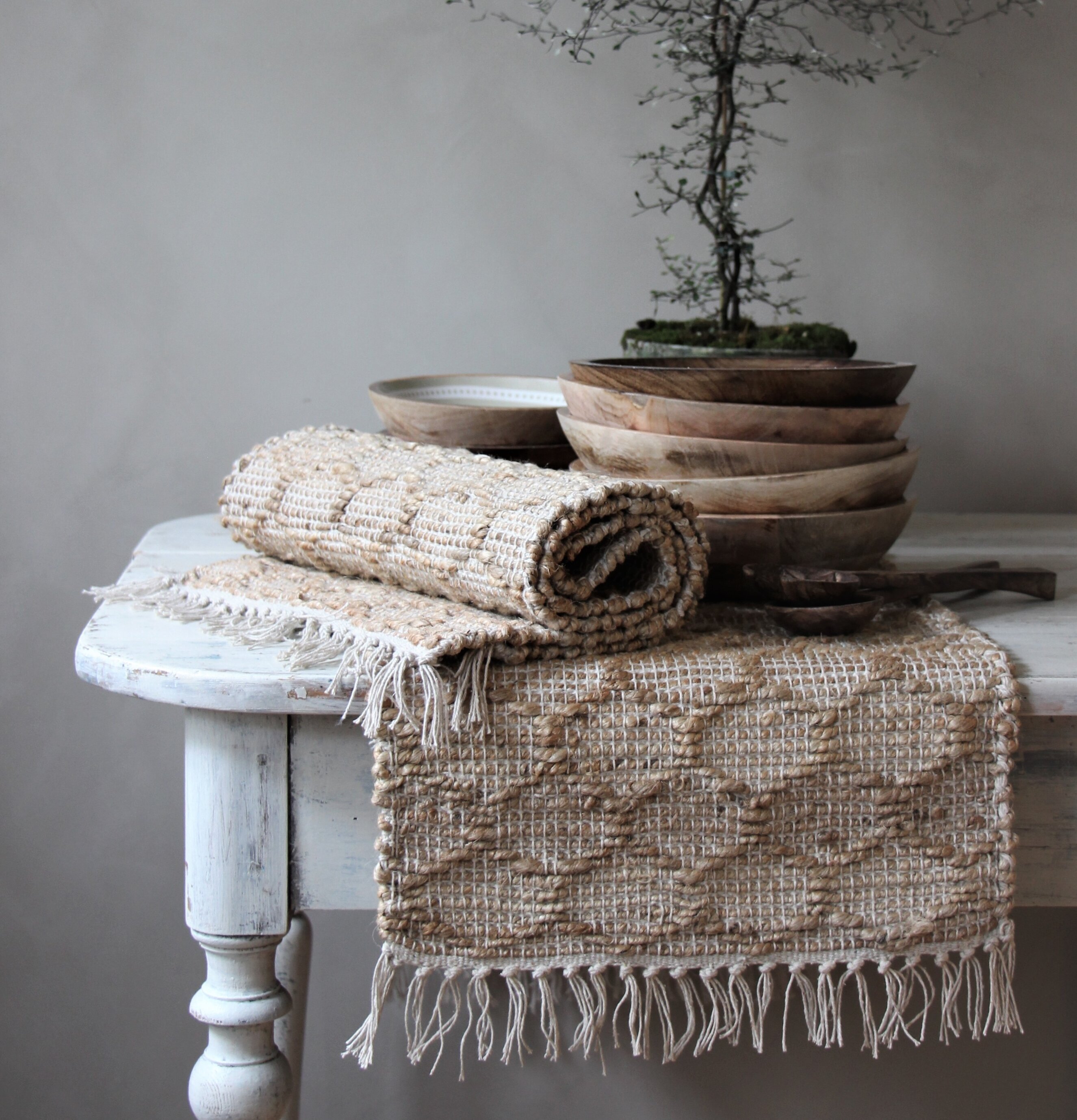 Bordslöpare Jute - Majas Cottage på vitt träbord med växt