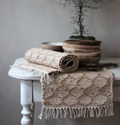 Bordslöpare Jute - Majas Cottage på vitt träbord med växt