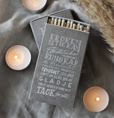 Tändsticksask Frökenstickan - Majas Cottage på grått tyg