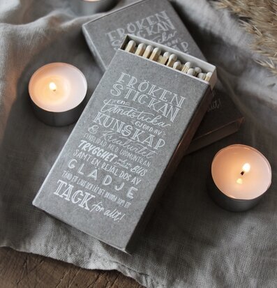 Tändsticksask Frökenstickan - Majas Cottage, med värmeljus