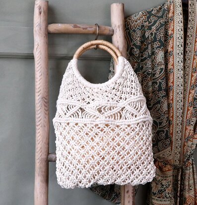 Väska Med Handtag Rotting från Chic Antique på trästege