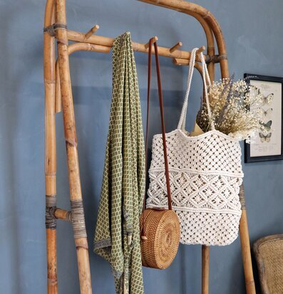 Virkad Väska Med Flätade Handtag från Chic Antique hänger