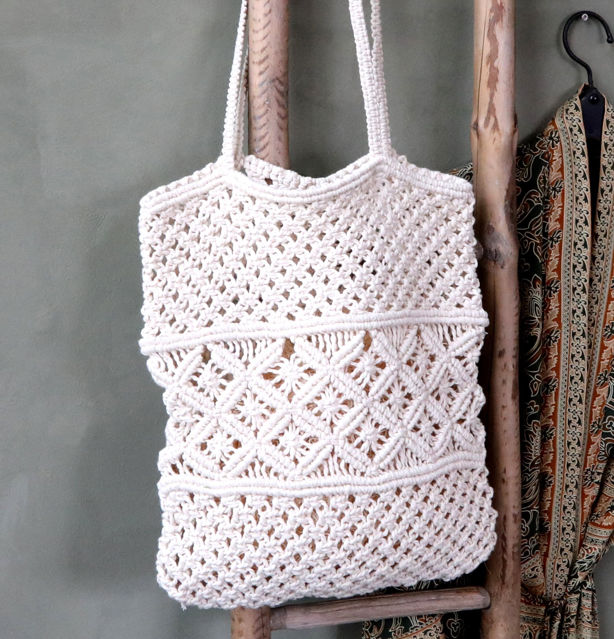 Virkad Väska Med Flätade Handtag från Chic Antique hänger