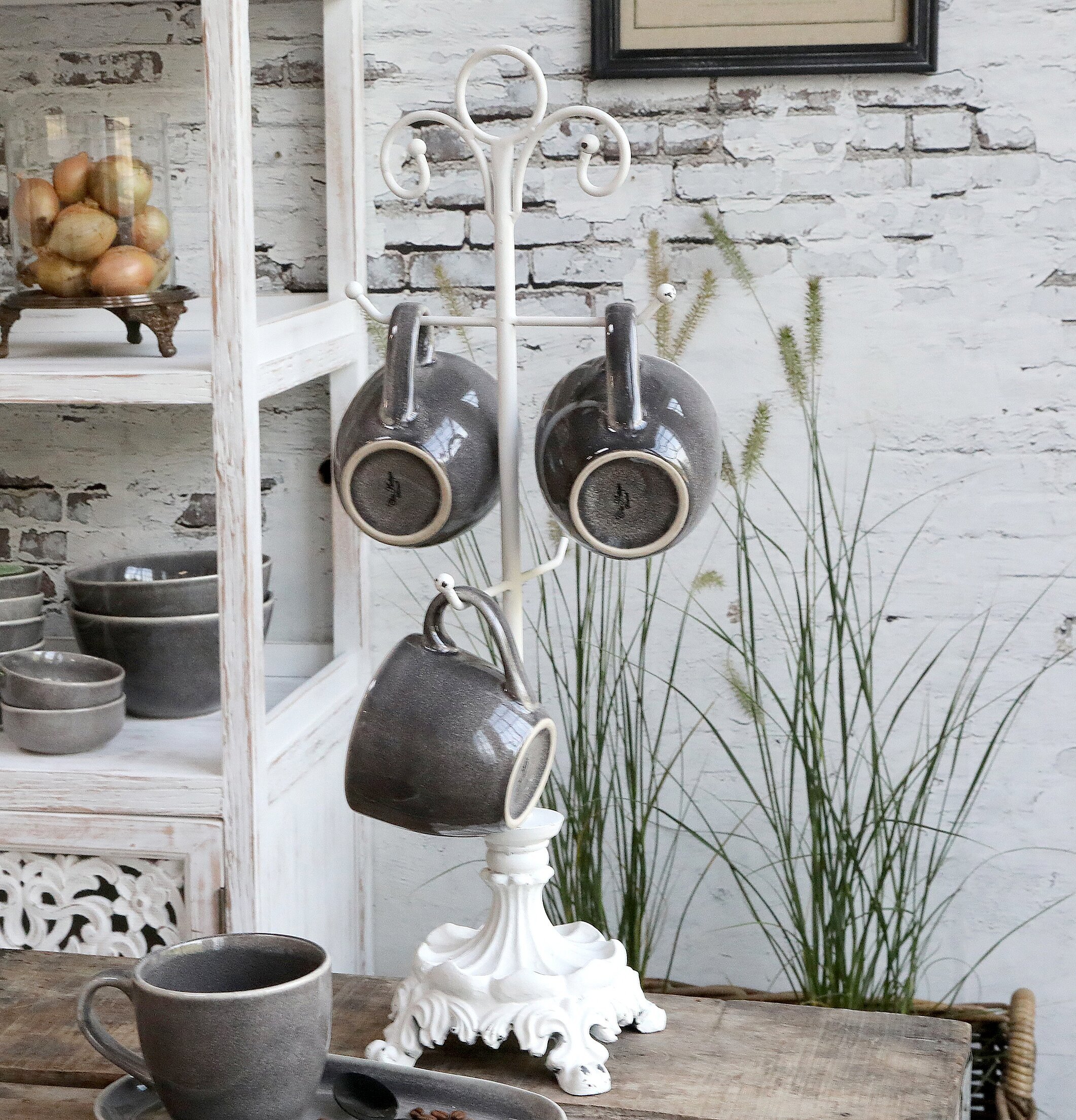 Muggstativ Antikvit från Chic Antique i rustikt kök