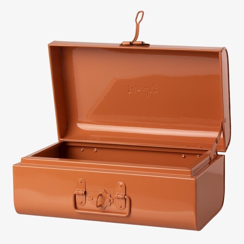 Koffert Rose från Maileg i orange metall, stilren förvaring