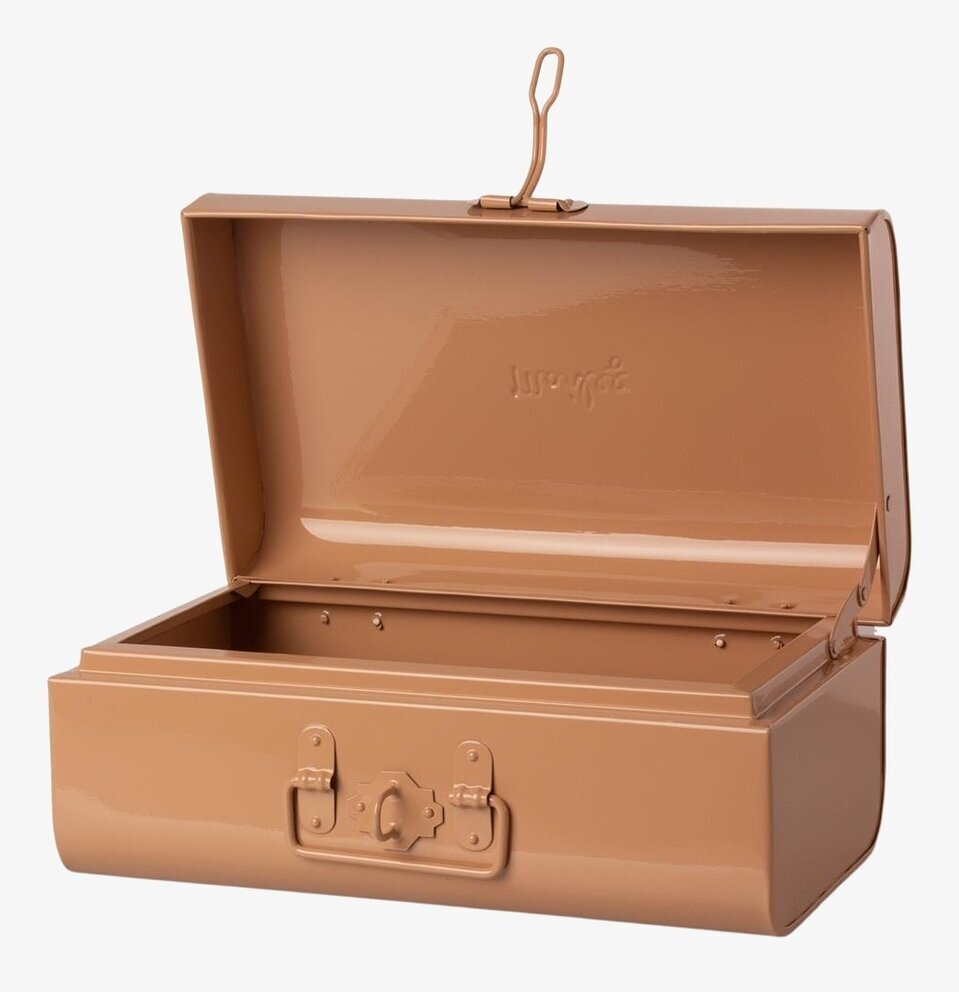 Koffert Powder från Maileg med puderaktig ton och låsmekanism