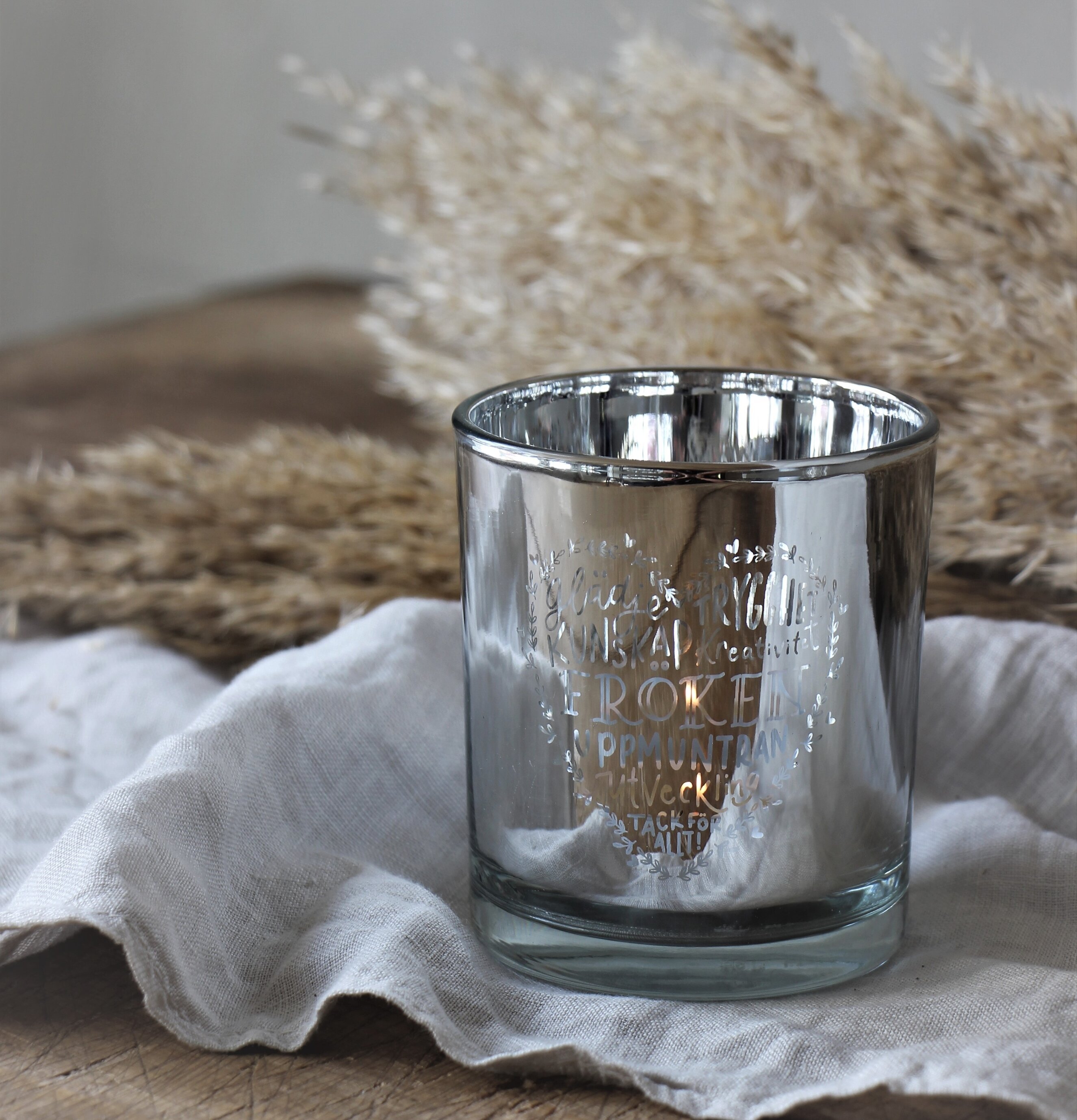 Bild av elegant ljuslykta i harmonisk inredning