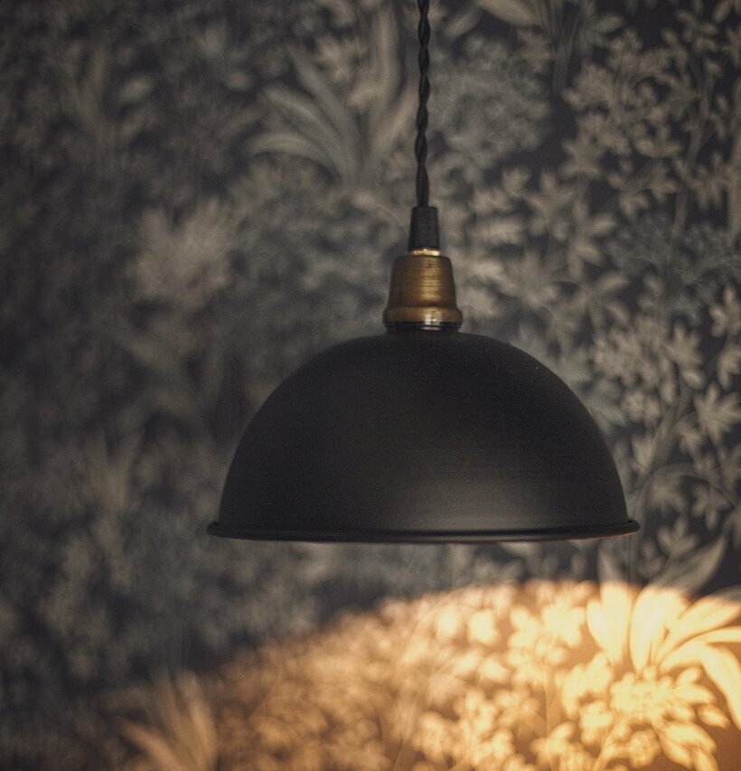 Taklampa Pelle Svart från Strömshaga i elegant inredning