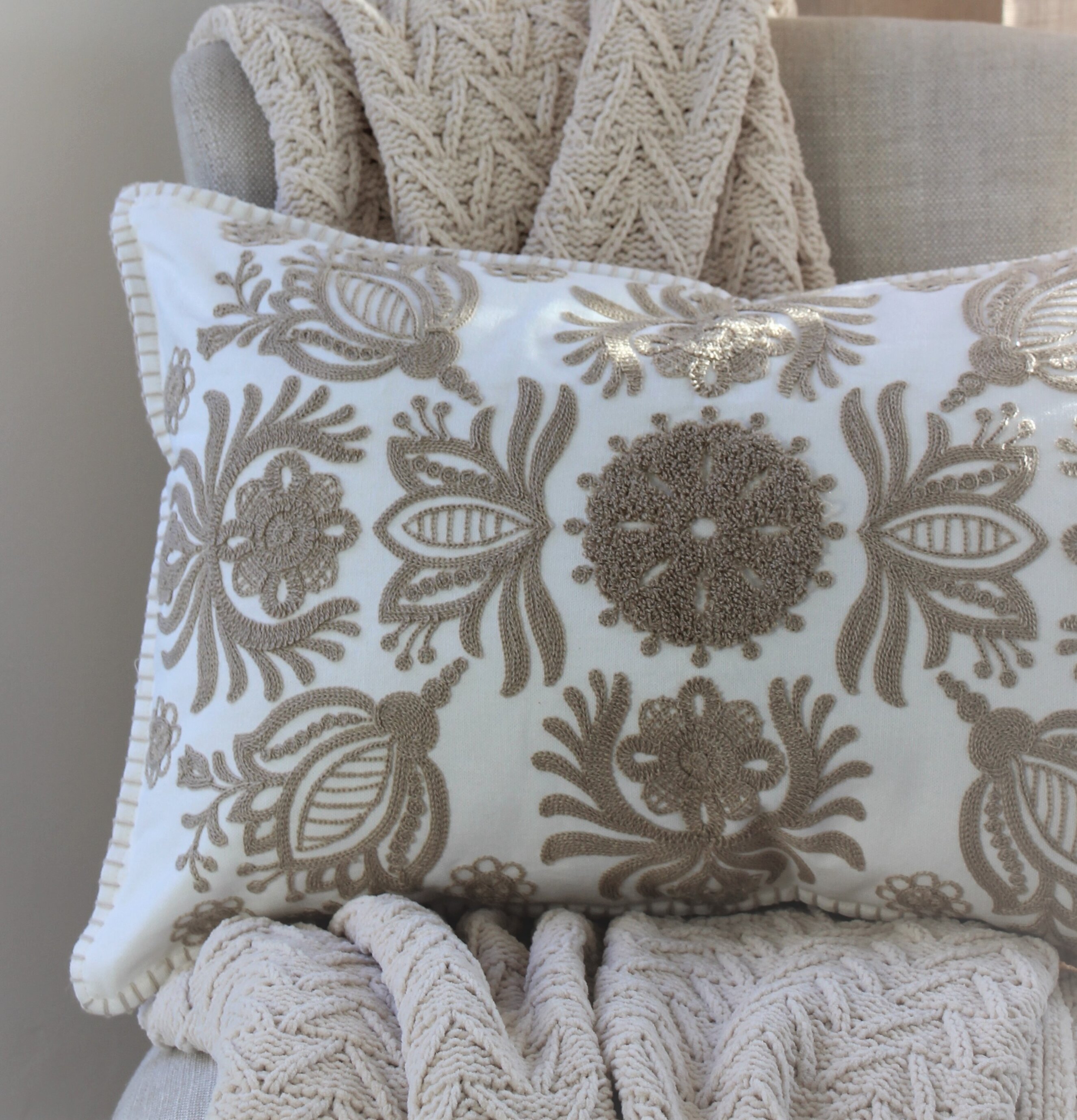 Kudde Embroidery - Majas Cottage från Majas Cottage i fåtölj