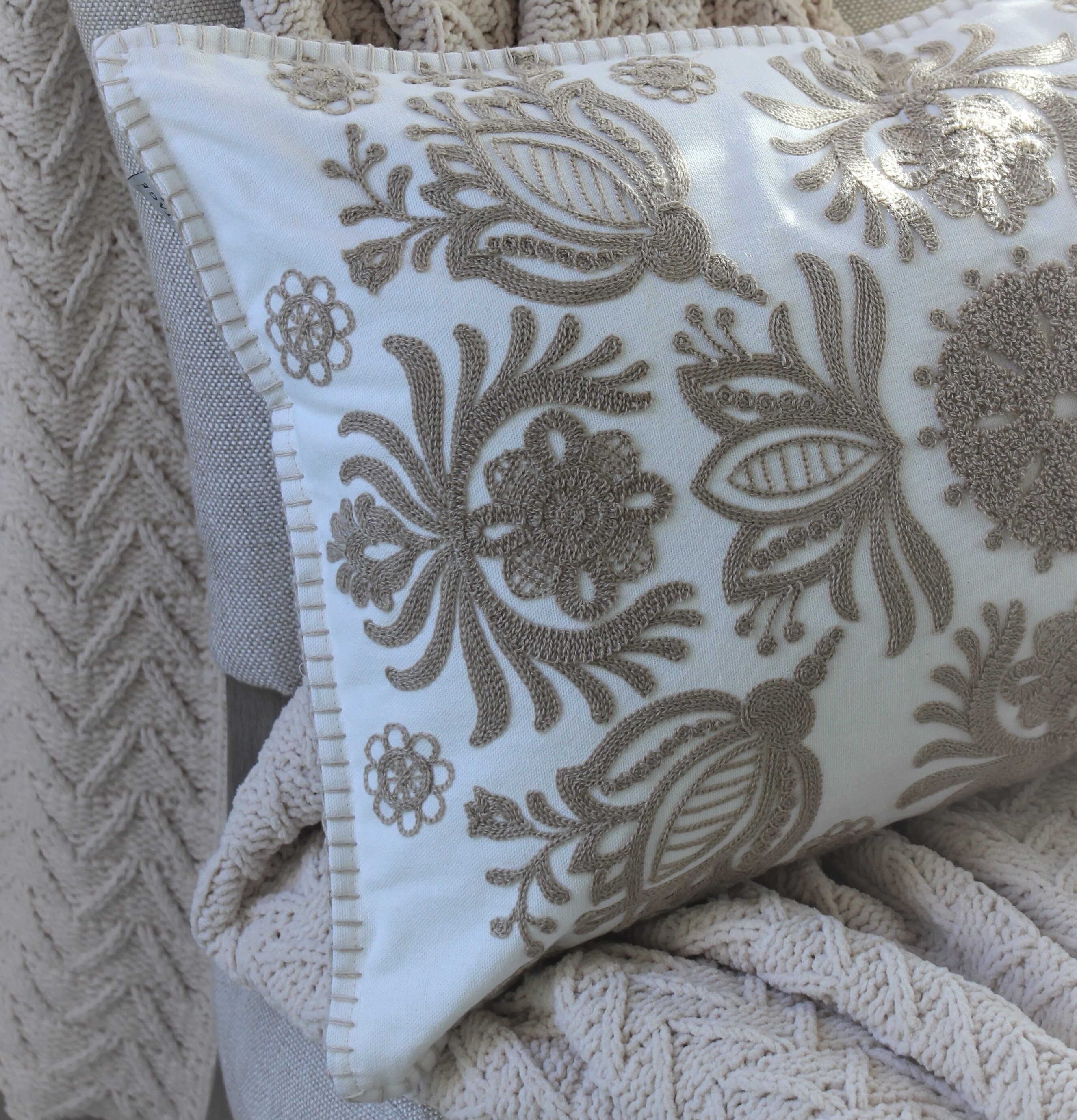 Kudde Embrodery - Majas Cottage, broderad, beige och vit