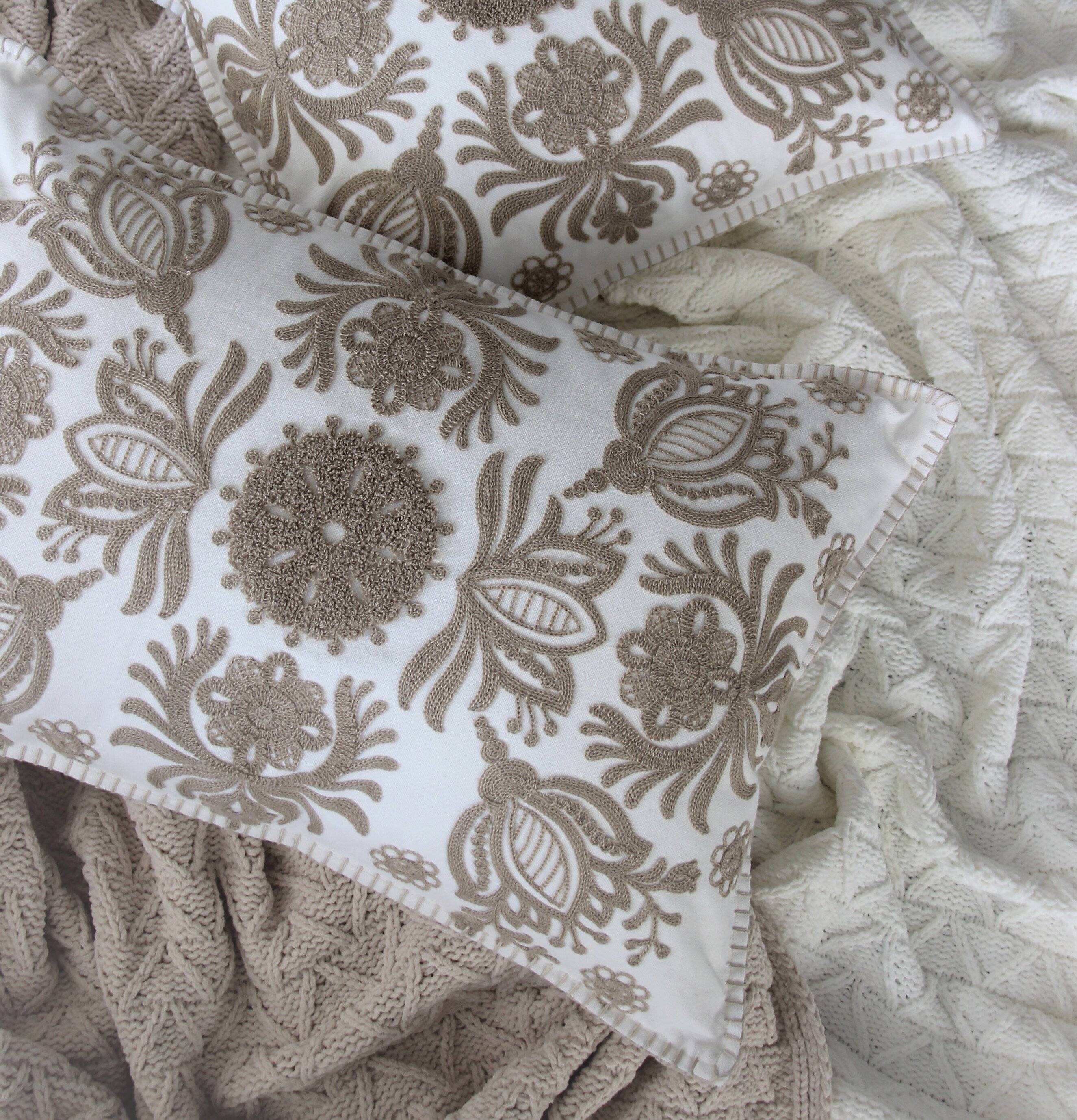 Kudde Embrodery - Majas Cottage med blommigt broderimönster