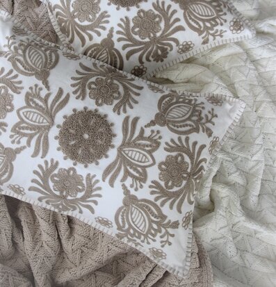 Kudde Embrodery - Majas Cottage med blommigt broderimönster