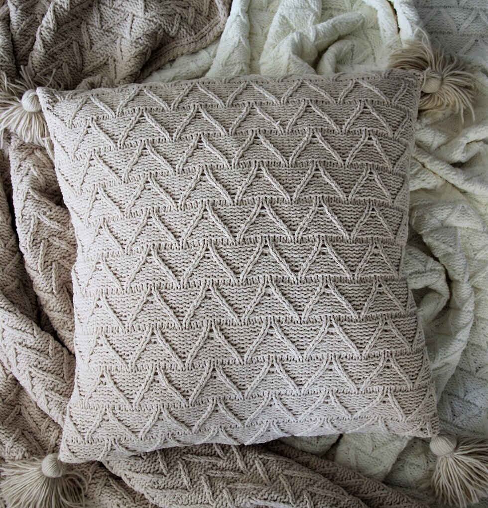 Kudde Maja Beige från Majas Cottage med triangulärt mönster