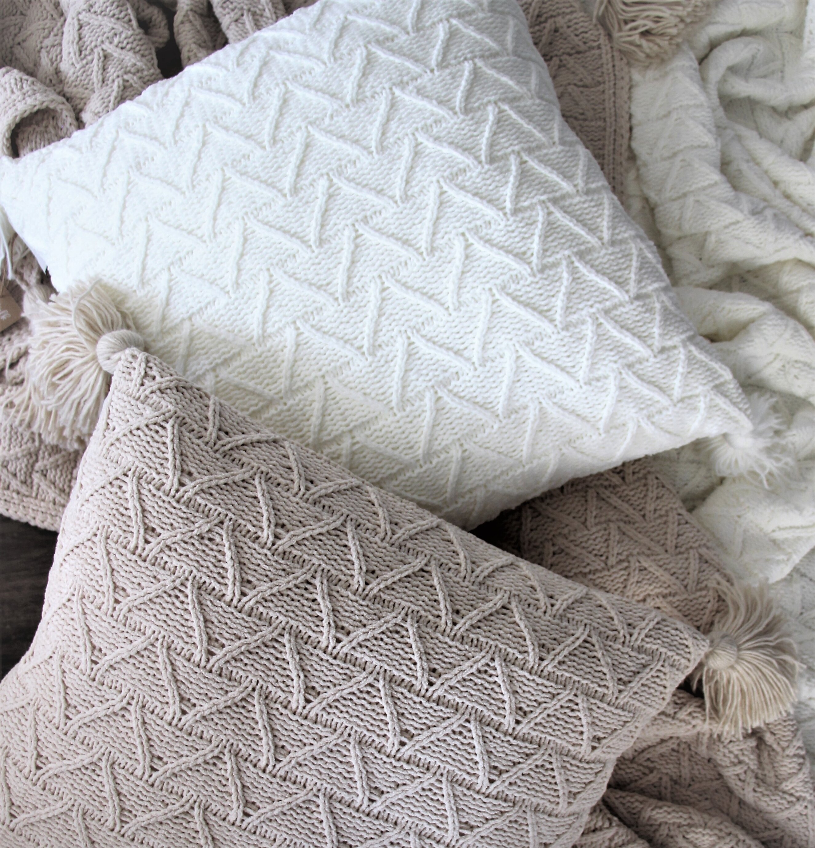 Kudde Maja Vit från Majas Cottage med stickmönster och tofs