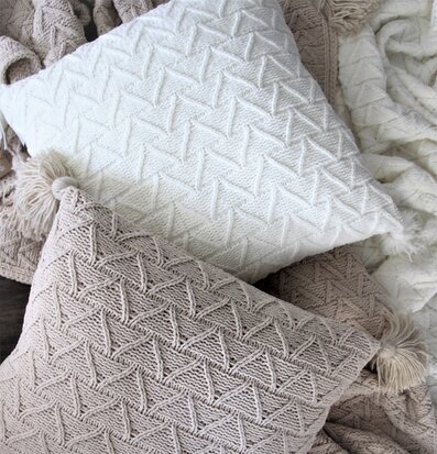 Kudde Maja Vit från Majas Cottage med stickmönster och tofs
