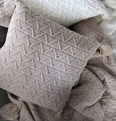 Kudde Maja Beige från Majas Cottage med geometriskt mönster