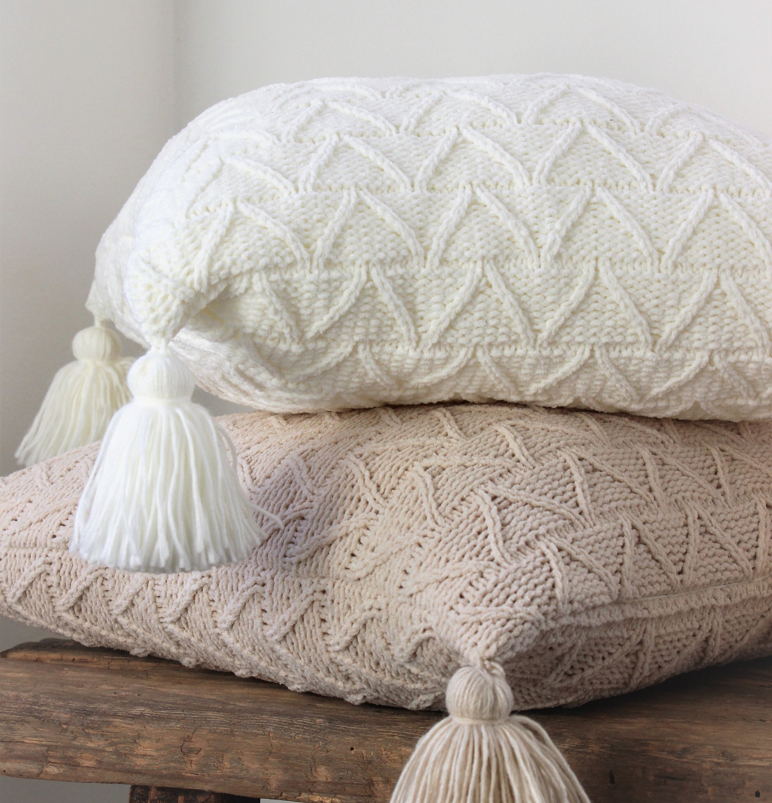 Kudde Maja Beige från Majas Cottage med tofsar och stickmönster