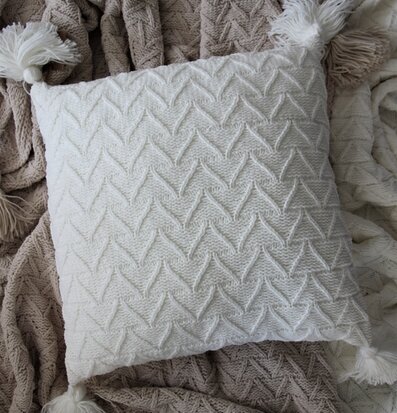 Kudde Maja Vit från Majas Cottage med vävt mönster och tofsar