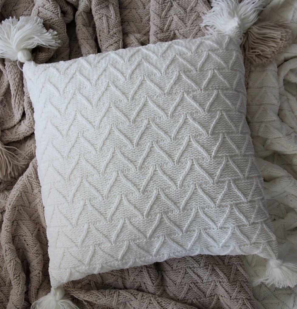 Kudde Maja Vit från Majas Cottage med vävt mönster och tofsar