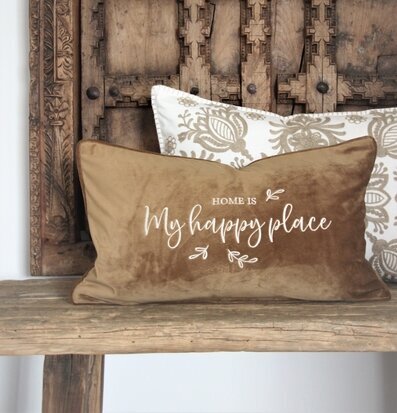 Kudde Home Is My Happy Place från Majas Cottage på bänk